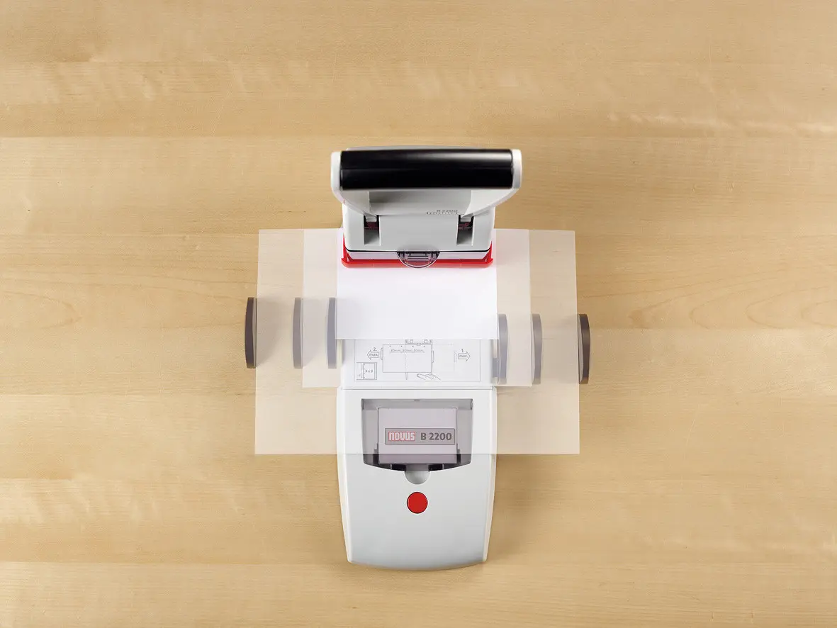 Función de centrado automático de la perforadora NOVUS B 2200