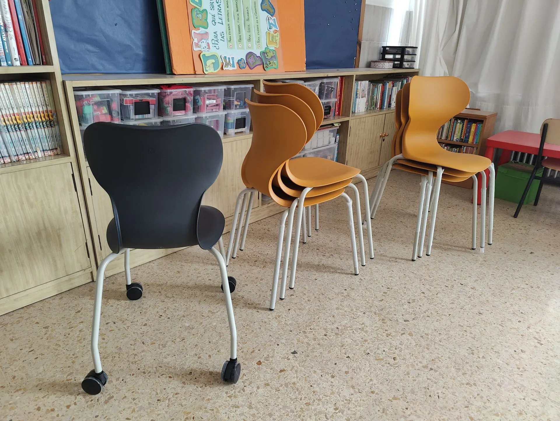 Sillas escolares instaladas en COAMI Sillas escolares instaladas por Asturalba