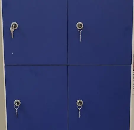 Cada compartimento tiene su llave Detalle puertas taquilla