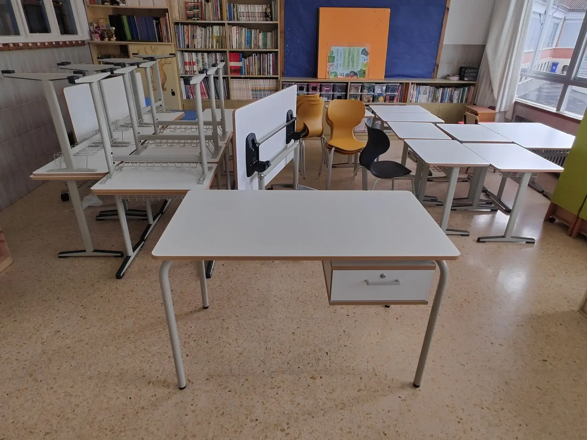 El 31 de julio montamos 46 pupitres nuevos en el colegio COAMI Mobiliario escolar instalado por Asturalba en COAMI Colloto