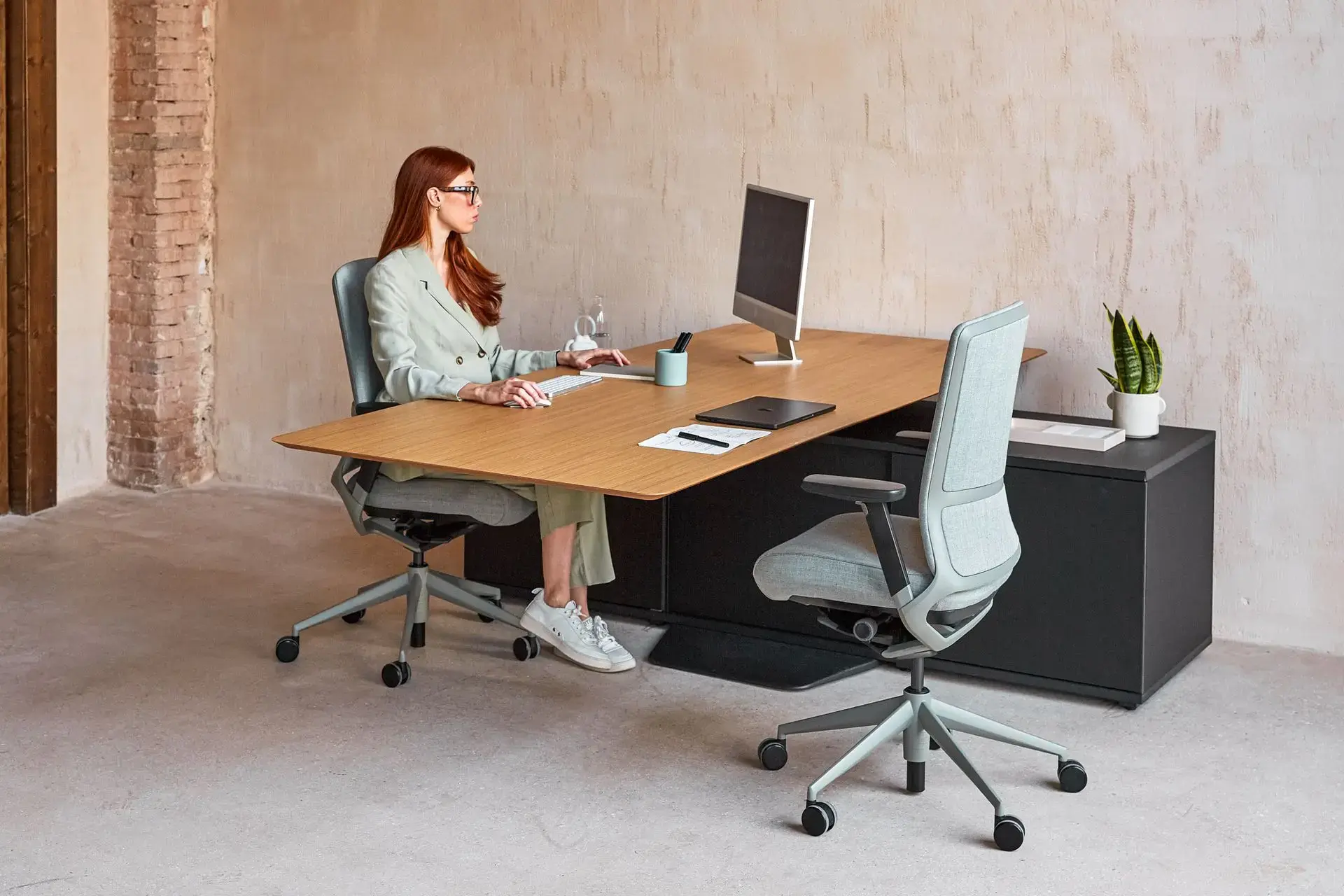 Mesa elevable y silla ergonómica Mesa Mensula y silla TNK 500