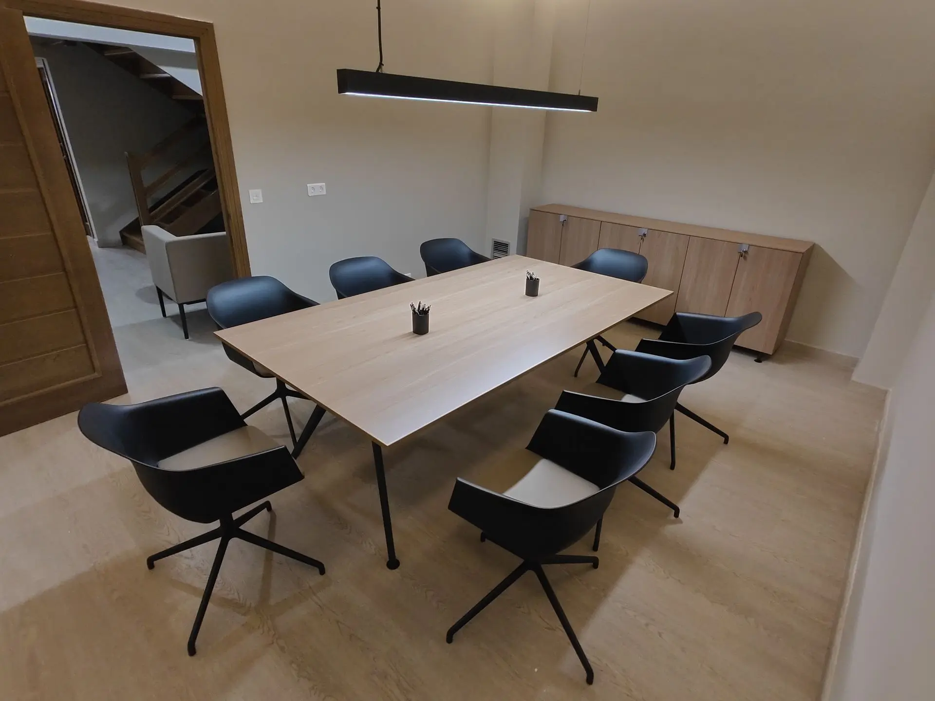 Sala de firmas de notaría con muebles Actiu