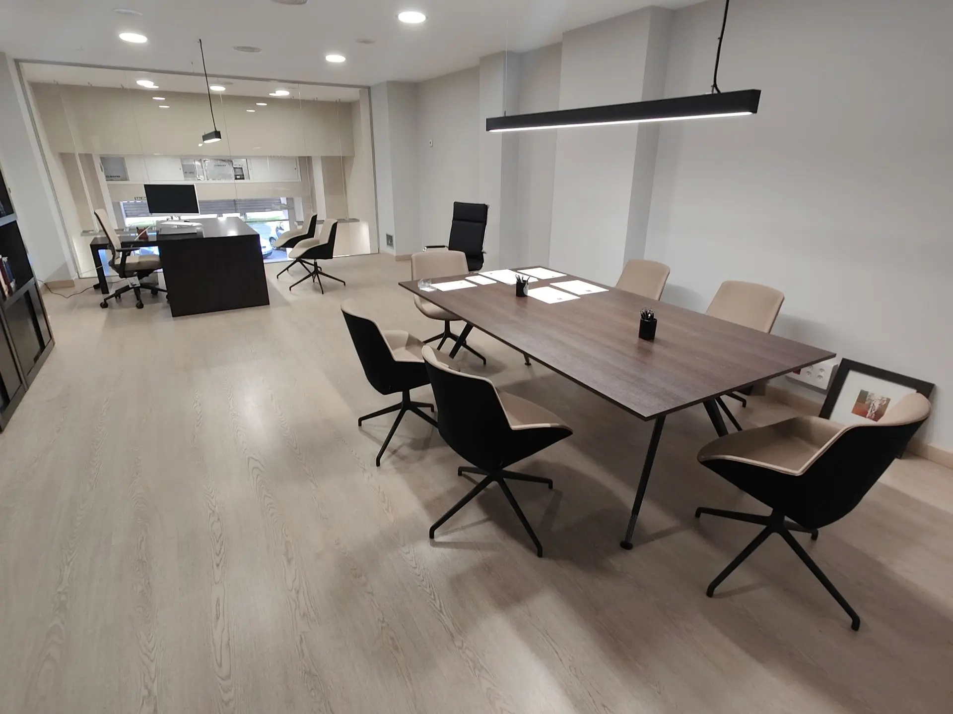 Sillas Noom 30 y mesa Arkitek en despacho de notario