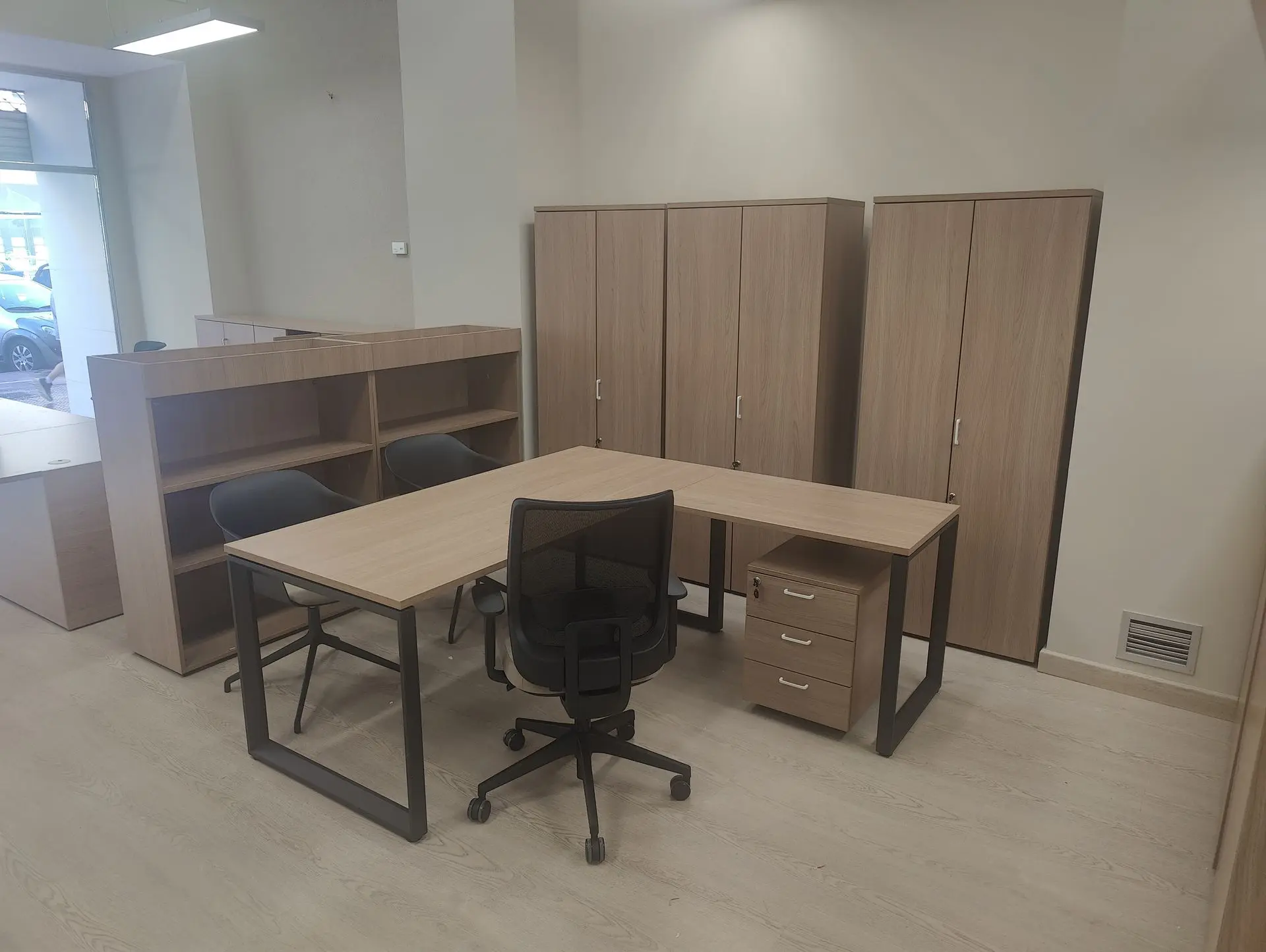 Puesto de trabajo con mesa Vital Plus y silla Trim