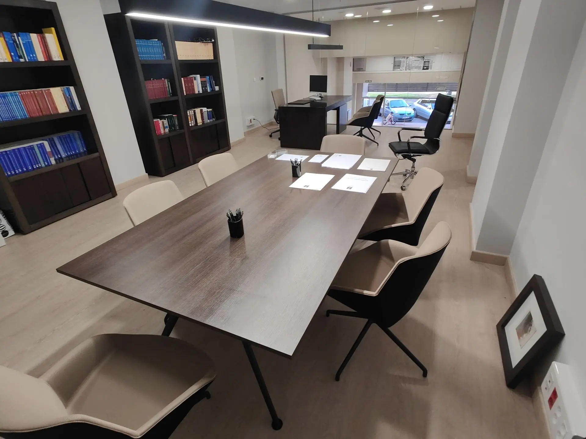 Sillas Noom 30 y mesa Arkitek en despacho de notario
