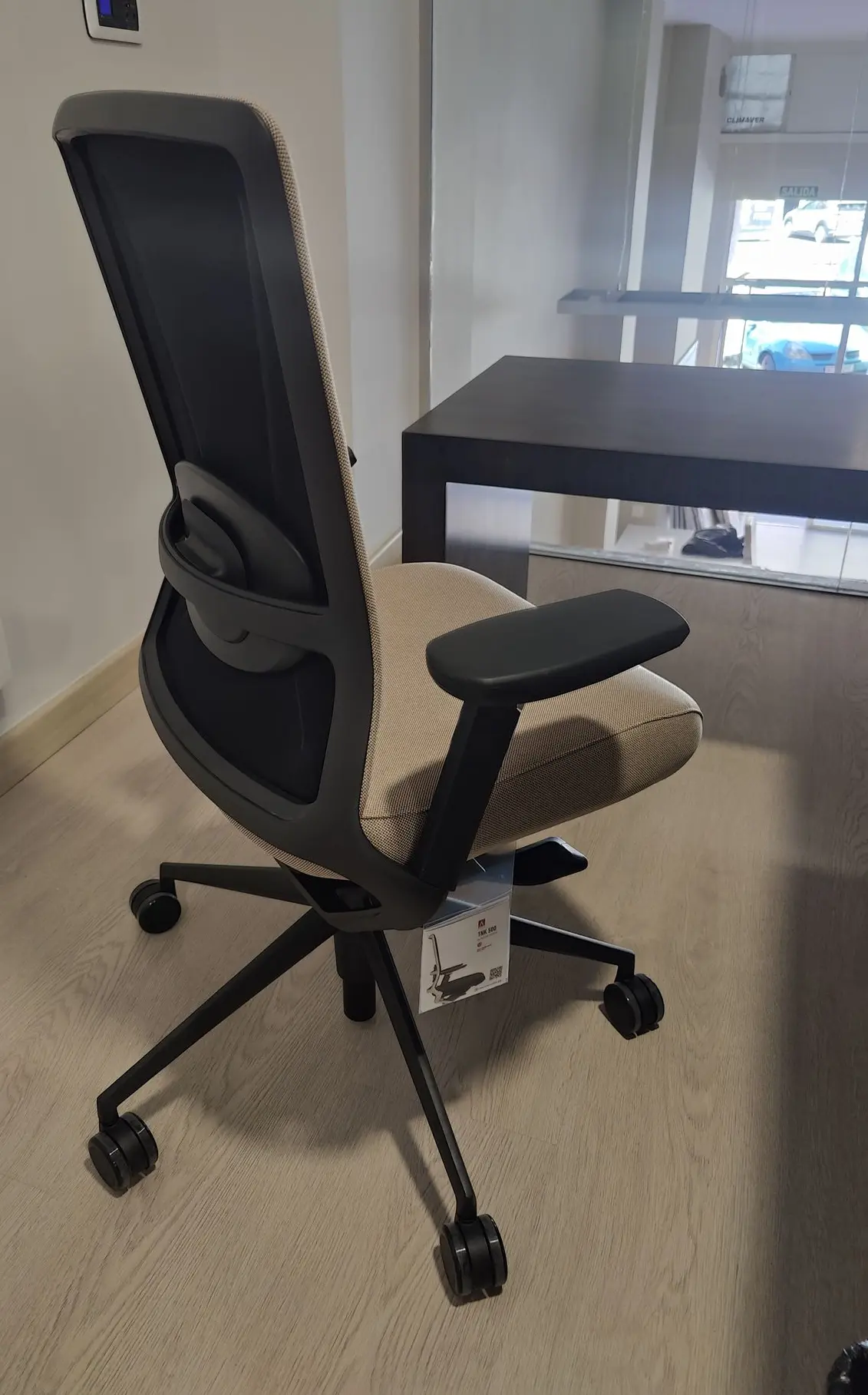 Silla TNK en despacho de notario