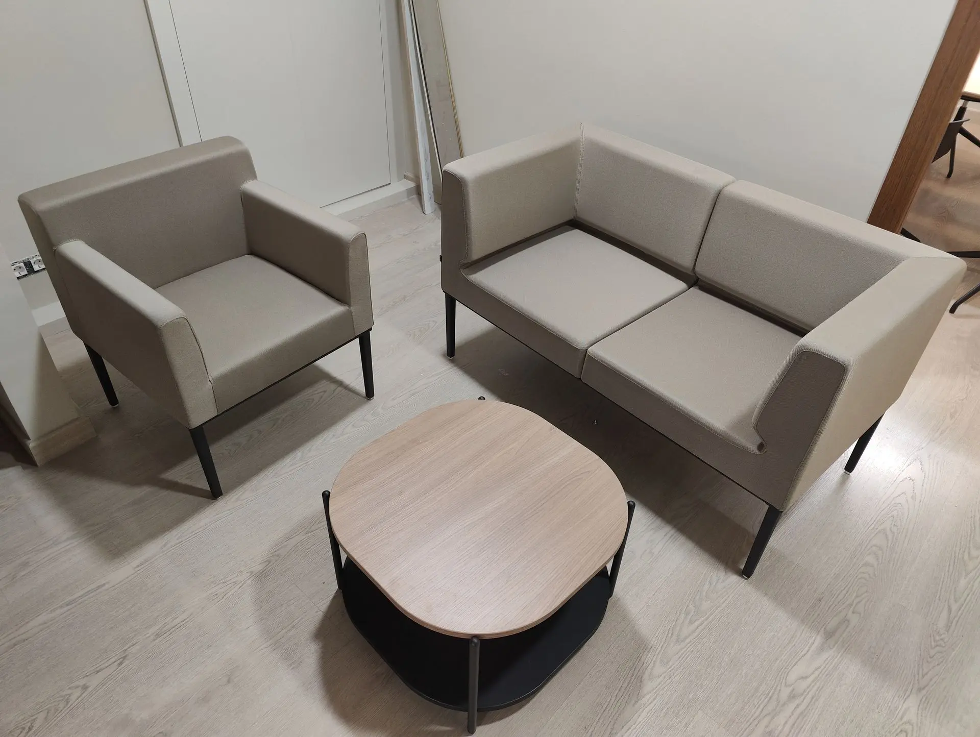 Sala de espera de notaría con asientos Longo