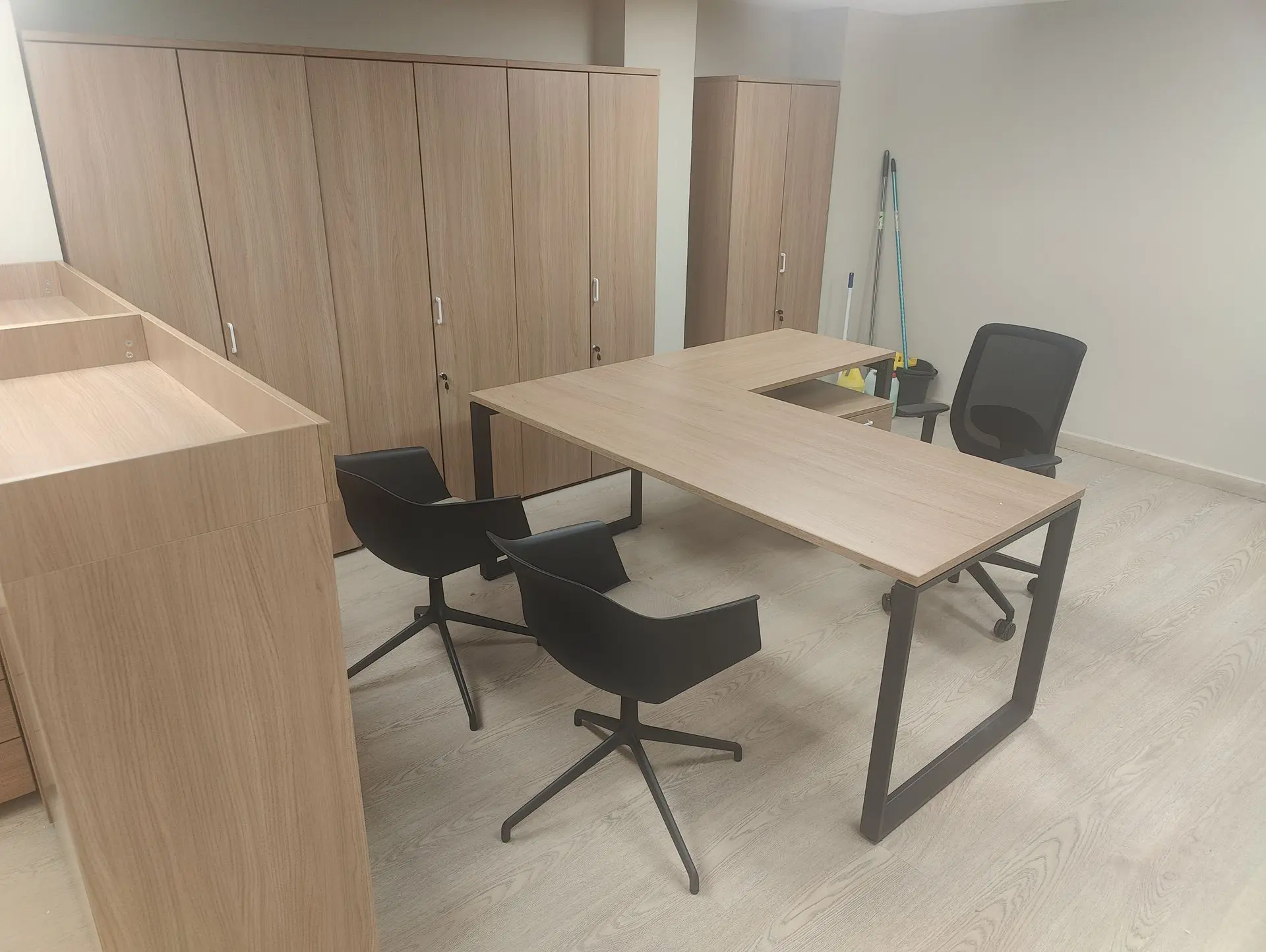 Puesto de trabajo con mesa Vital Plus en negro y castaño
