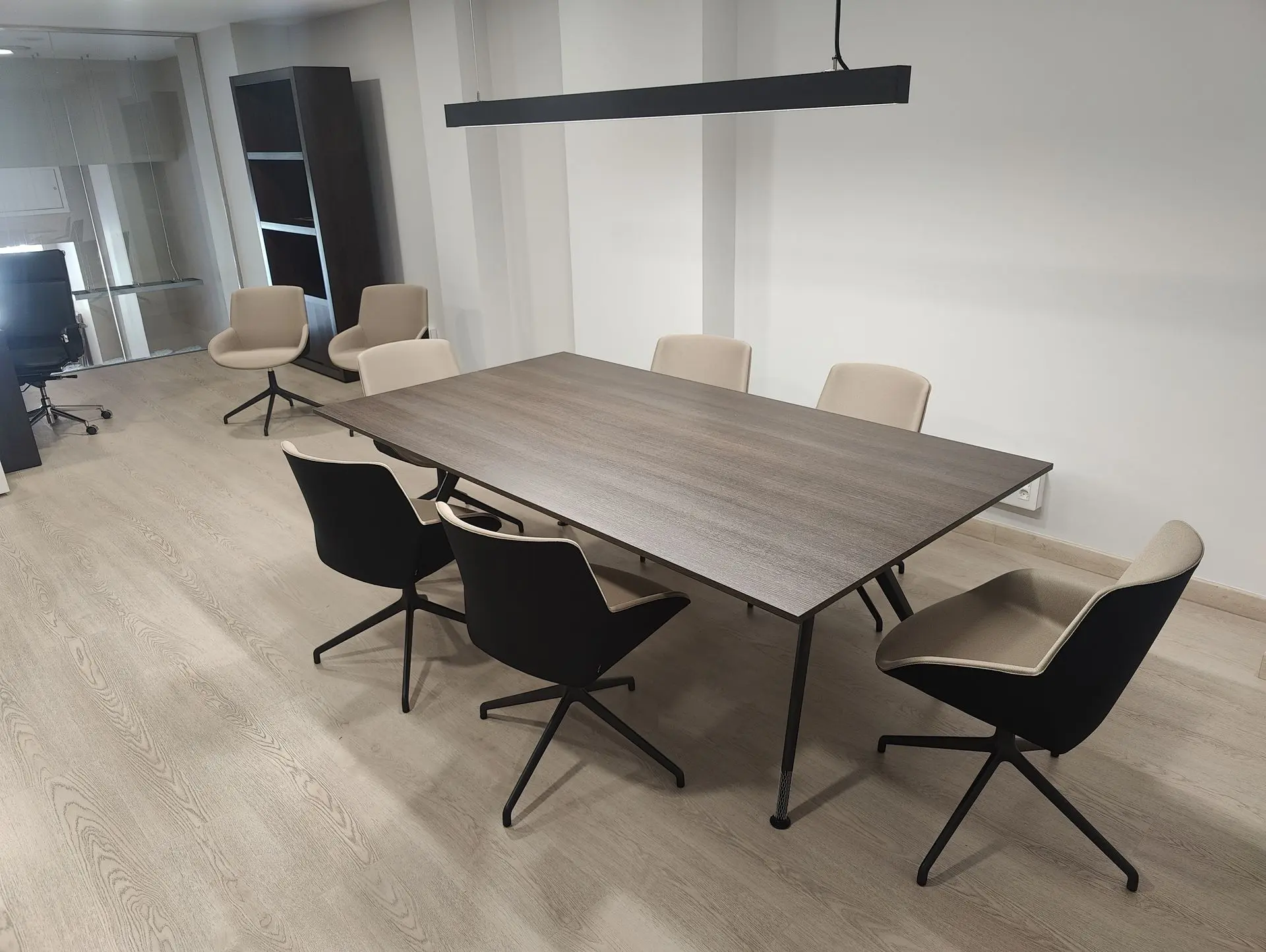 Sillas Noom 30 y mesa Arkitek en despacho de notario