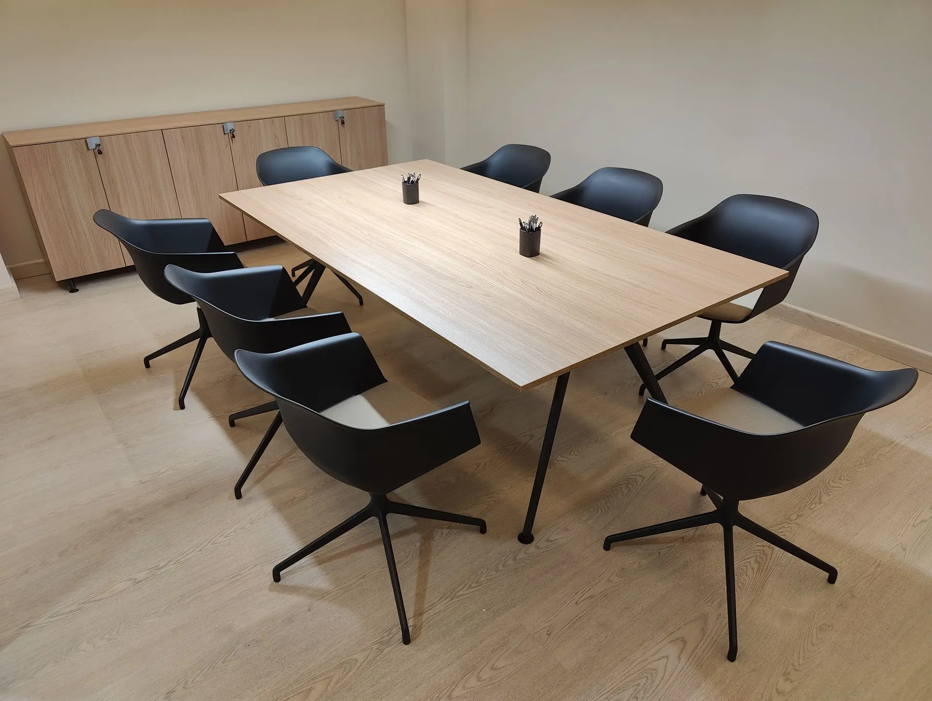 Sala de firmas de notaría con muebles Actiu
