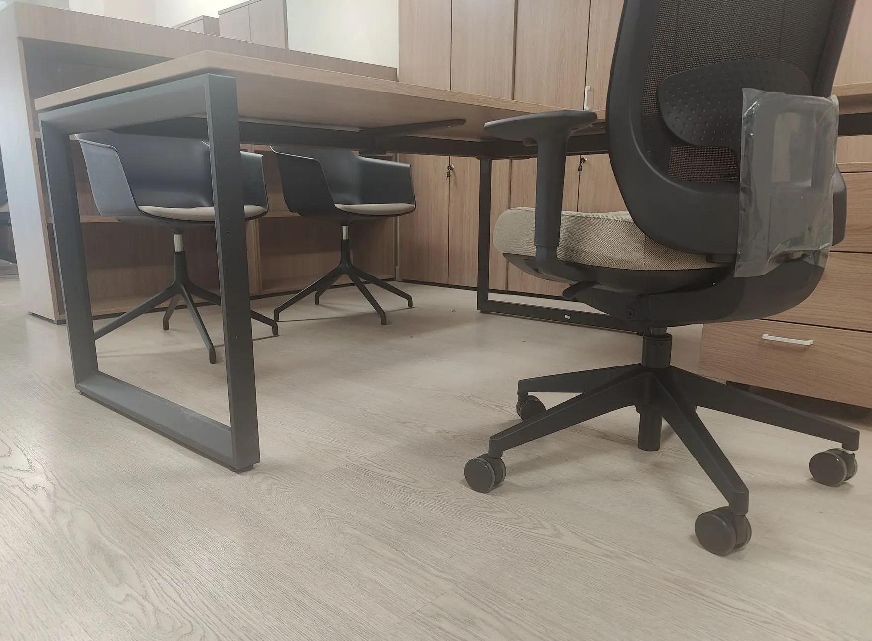 Puesto de trabajo con mesa Vital Plus de marco cerrado