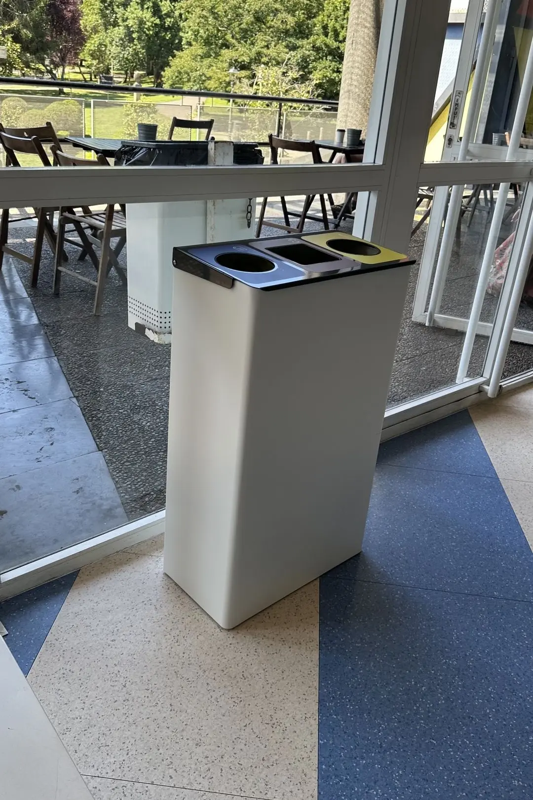 Papelera instalada por Asturalba en empresa de hostelería Papelera instalada por Asturalba en empresa de hostelería