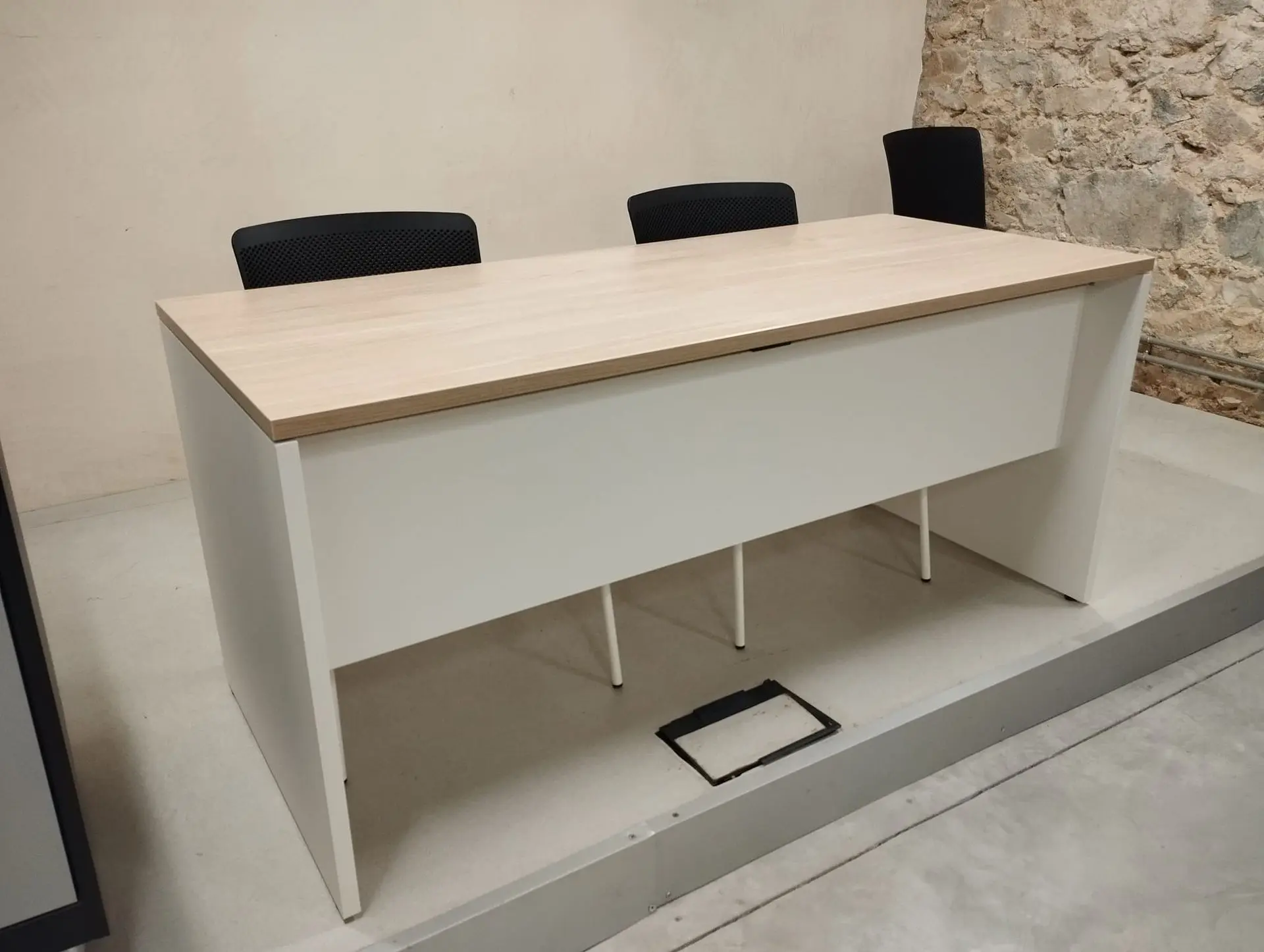 Mesa de oficina instalada en el ayuntamiento de Teia Mesa de oficina instalada en el ayuntamiento de Teia