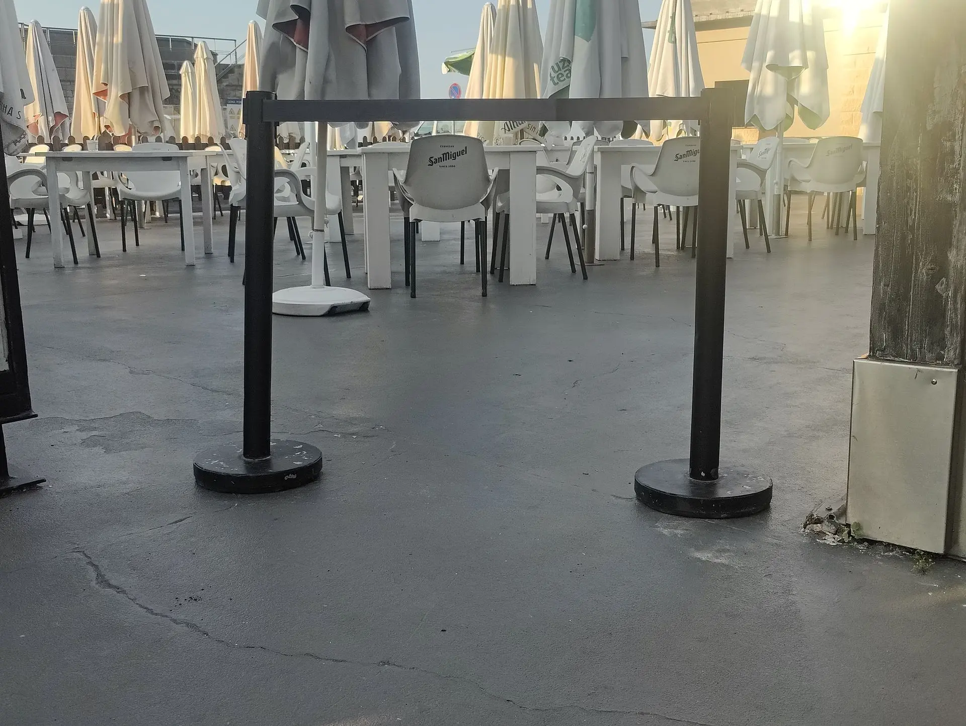 Terraza de hostelería con postes de base desgastada Terraza de hostelería con postes de base desgastada