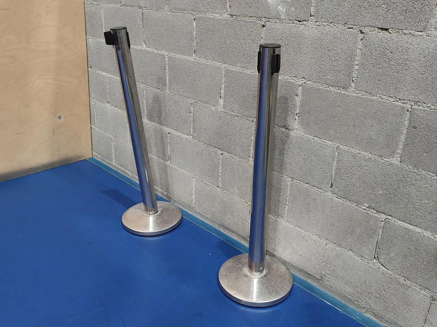 Postes inclinados en instalación deportiva Postes inclinados