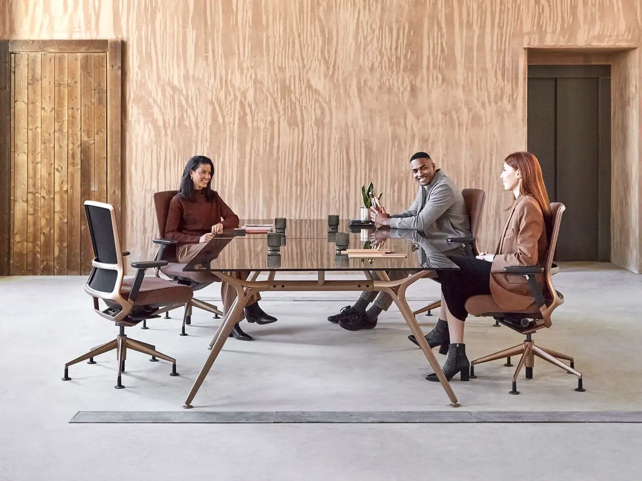 Taquilla para smartphones junto a una sala de reuniones de oficina