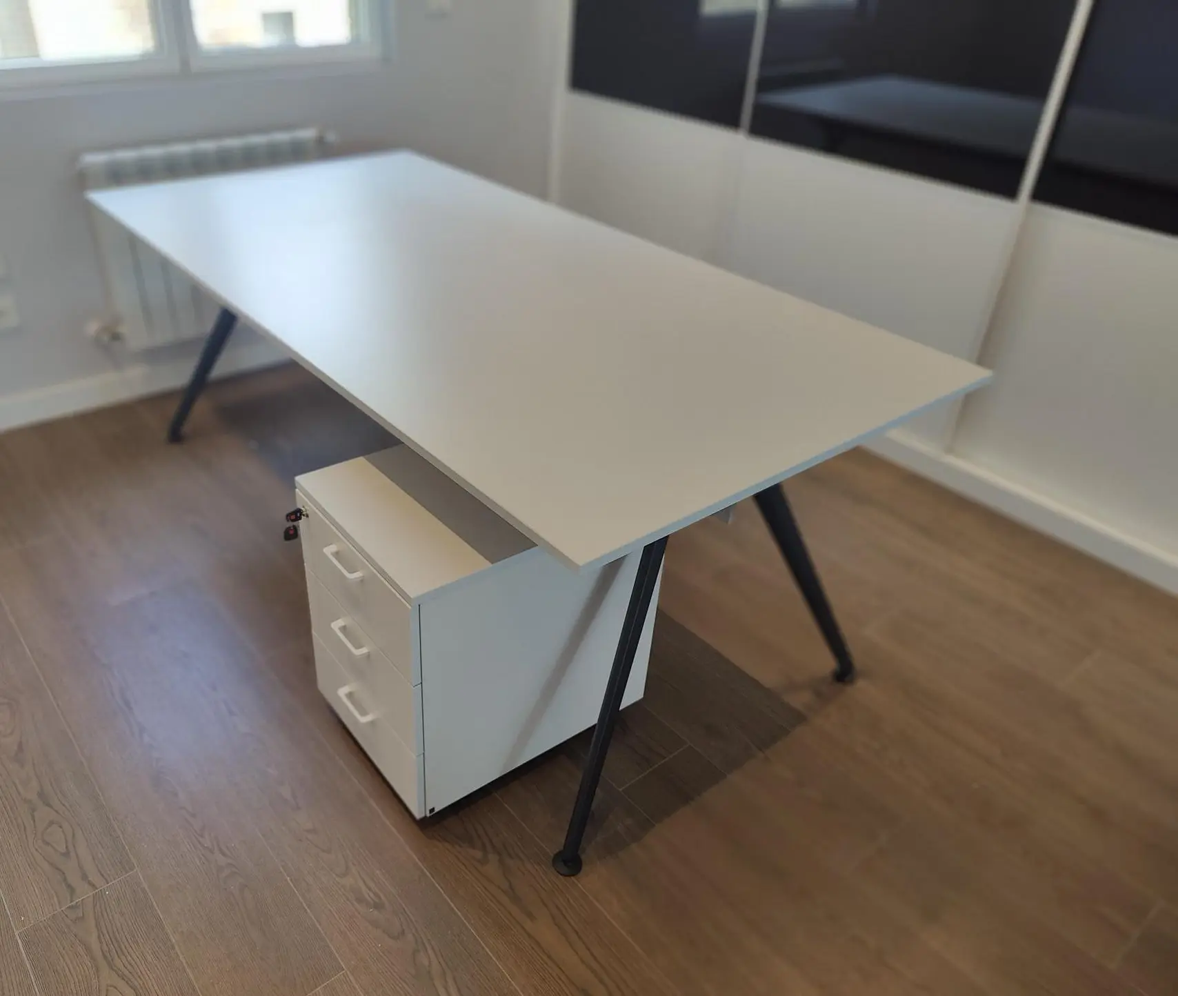 Mesa Arkitek de Actiu en blanco y negro