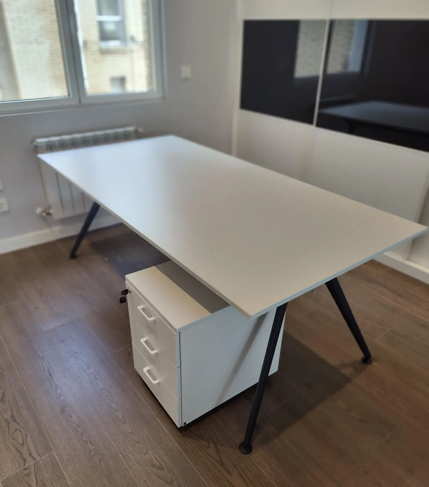 Mesa Arkitek de Actiu en blanco y negro