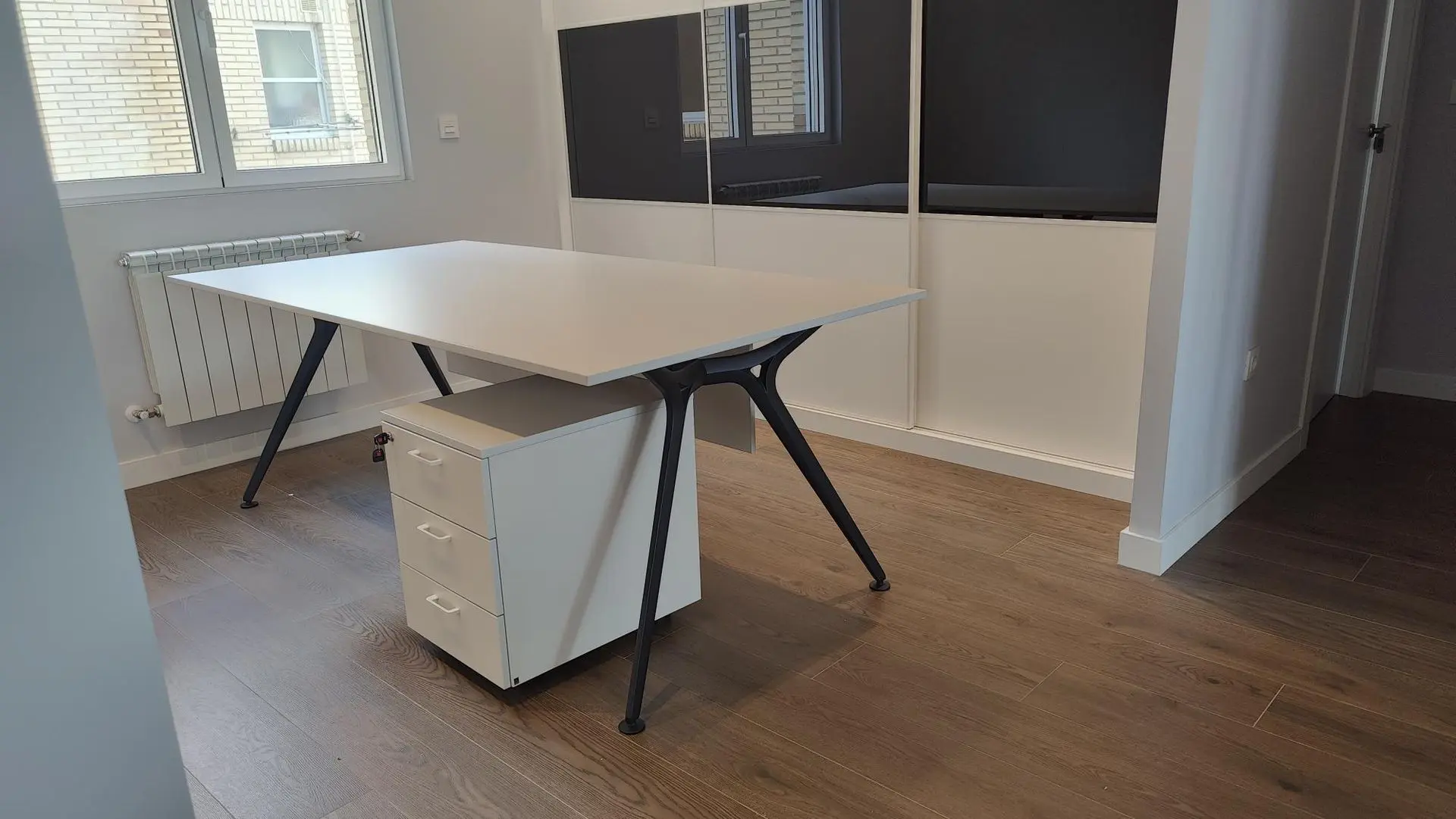 Mesa Arkitek de Actiu en blanco y negro