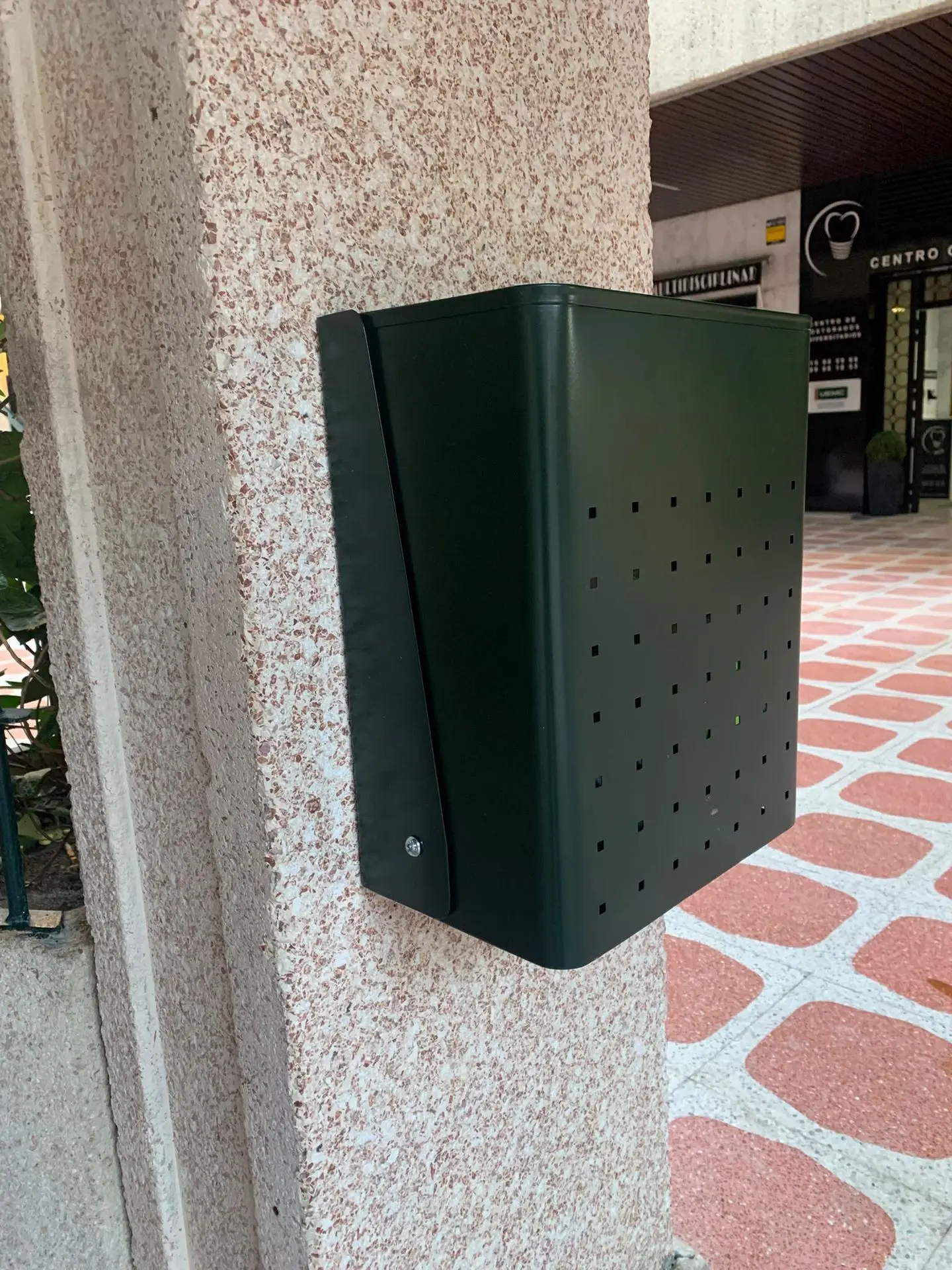 Papelera instalada en los soportales de la Comunidad de Vecinos Papelera de exterior en Comunidad de Vecinos de Madrid
