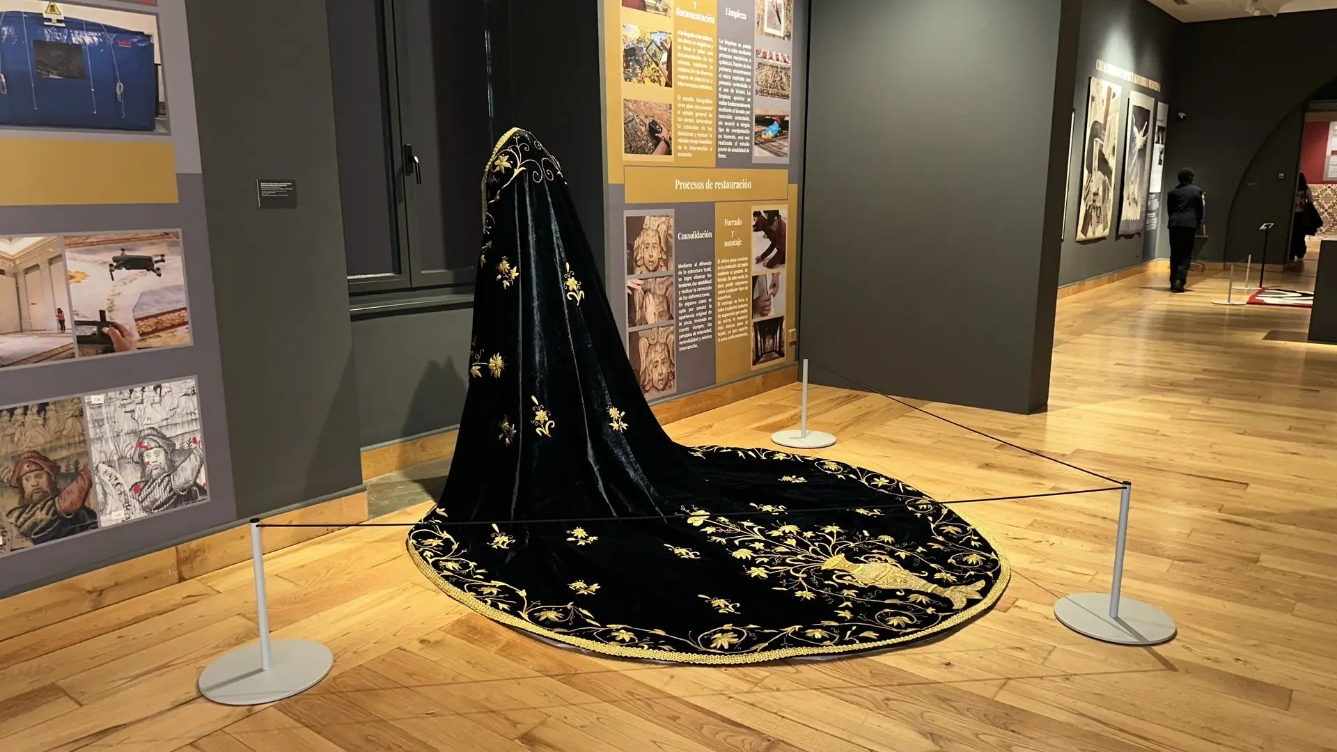 Manto de la Virgen Dolorosa de Gijón rodeado por postes Gallery Mini y cuerda elástica negra