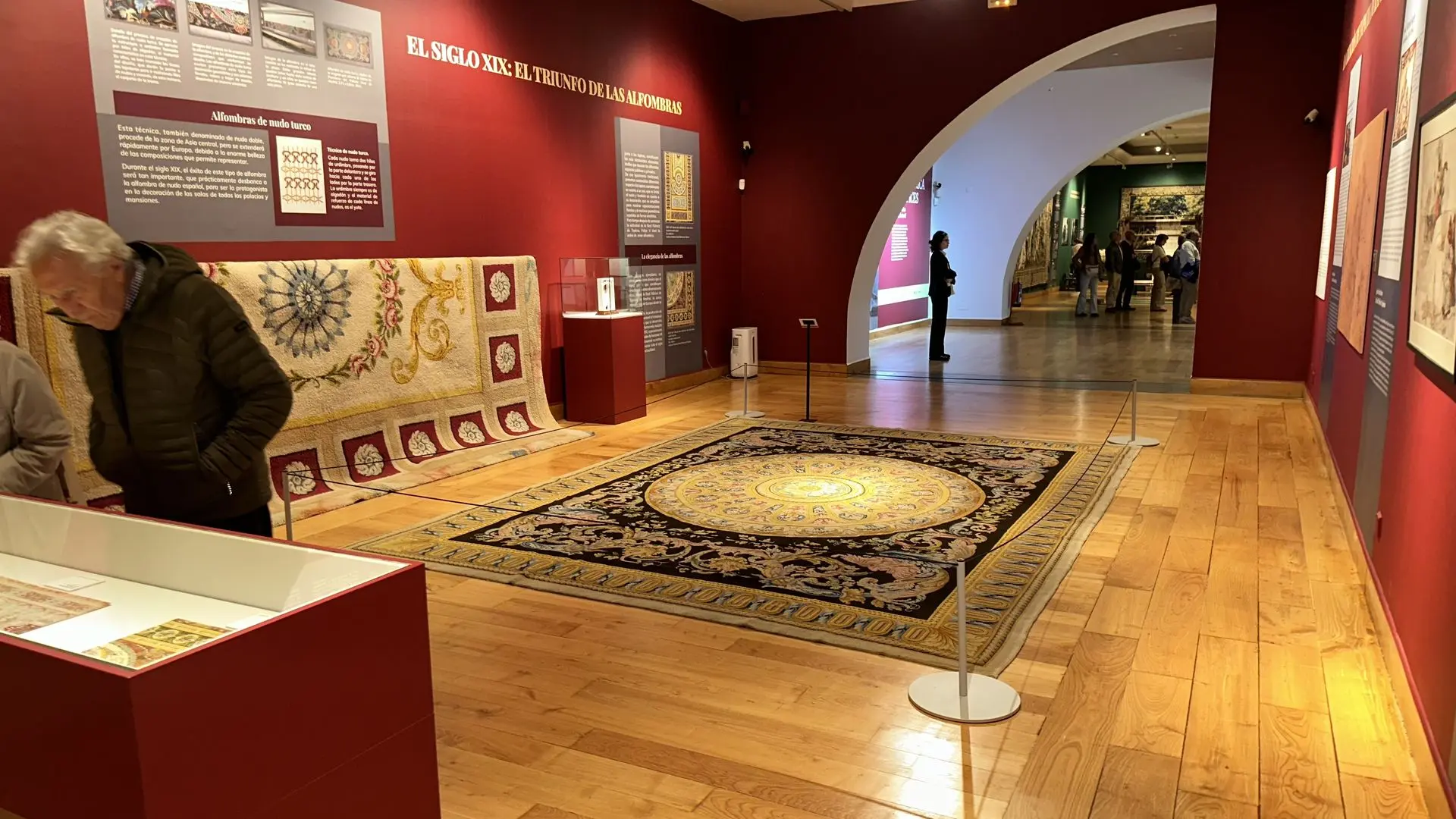 Sala del CCAI con una alfombra expuesta en el suelo y delimitada con postes de 45 cm en gris RAL 7035