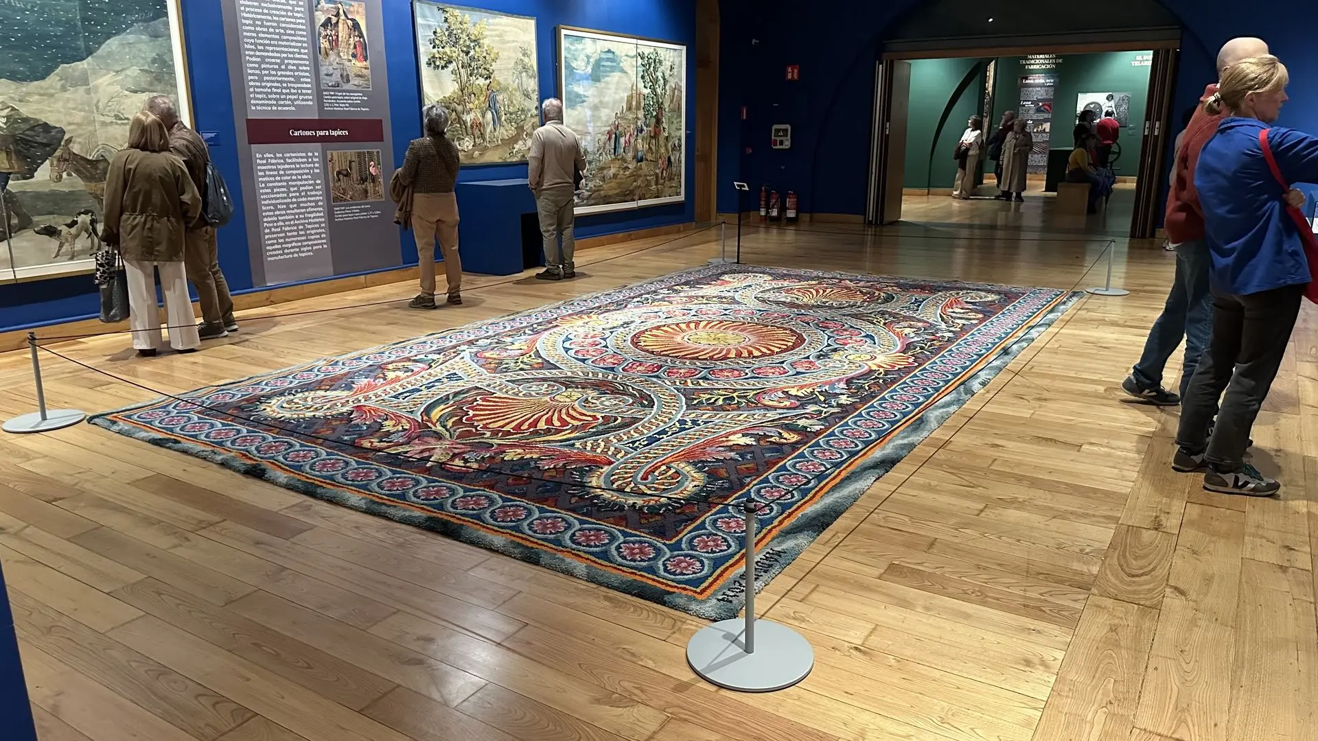 Gran alfombra de la Real Fábrica de Tapices protegida con postes bajos Gallery Mini en el CCAI de Gijón