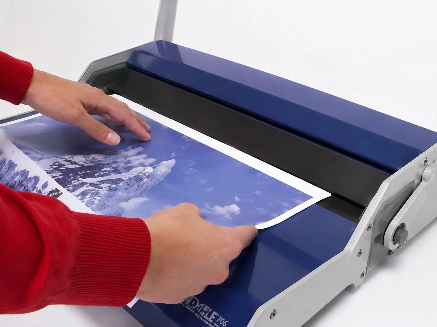 La máquina se entrega con su soporte de papel, que sostiene el calendario mientras se coloca la varilla y ayuda a que el acabado quede alineado. Soporte de papel incluido