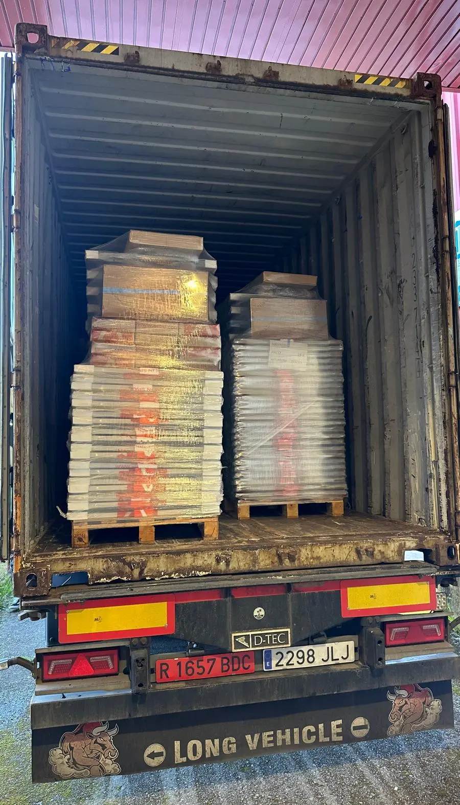 Los muebles salieron paletizados desde nuestro almacén Muebles cargados en el contenedor para la exportación