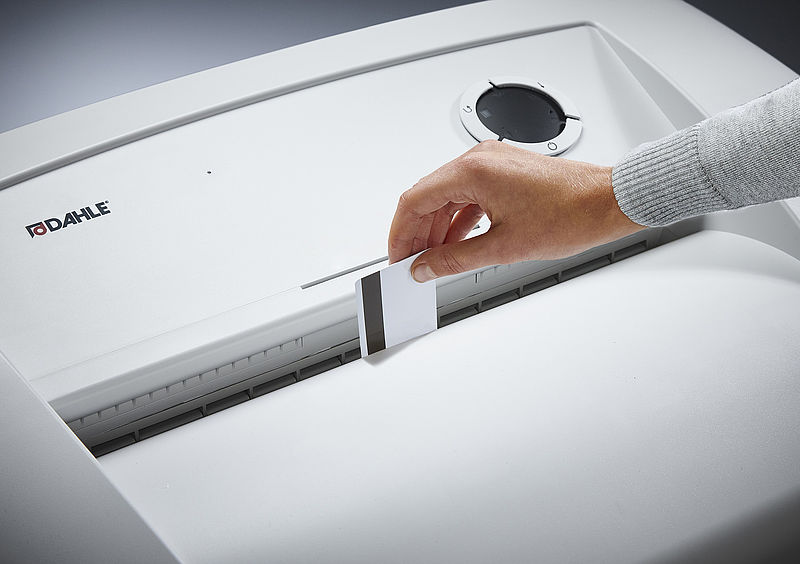 Destructora de papel Dahle 116 40606-05223 con corte en tiras de 5,8 mm. destruye tarjetas