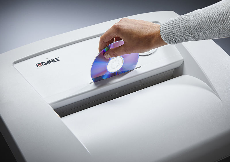 Destrucción de CD y DVD con la destructora Dahle 210 40404-04807 con corte en tiras de 3,9 mm.