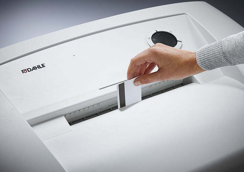 Destrucción de tarjetas con la destructora Dahle CleanTec 214 41504-04776  con corte en tiras de 3,9 mm.