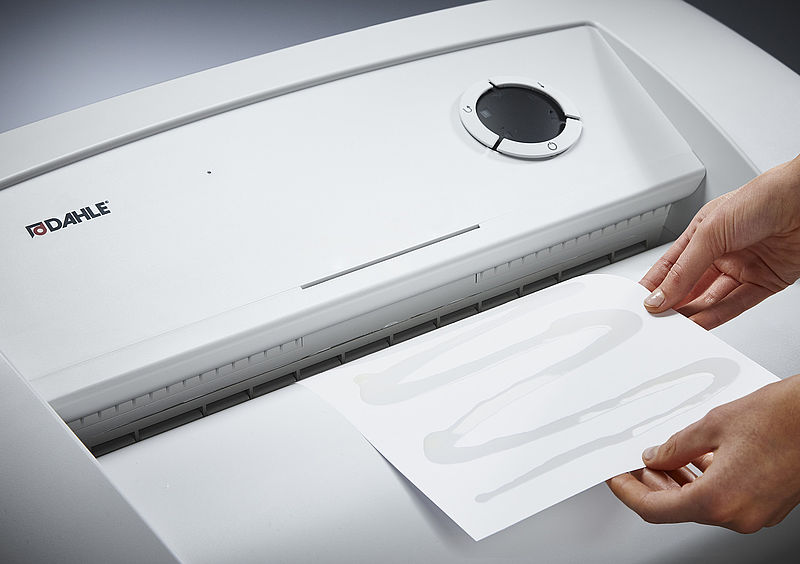 Destructora de documentos confidenciales Dahle MHP CleanTec 516 51572-13908 con corte de seguridad P-5 en partículas de 2 x 15 mm.