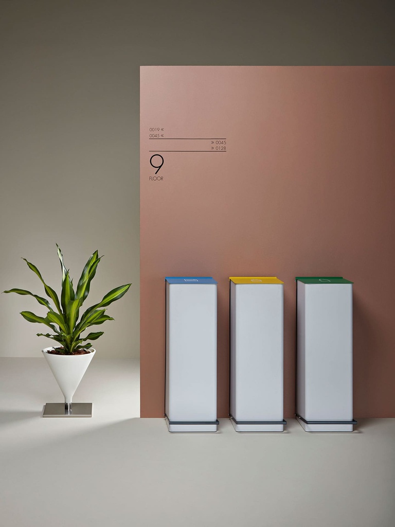 La papelera de reciclaje de diseño con pedal Thun es un mueble que se diferencia por su presencia decorativa