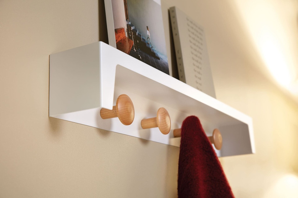 Perchero de pared de diseño con estante Bergamo en color blanco con colgadores de haya