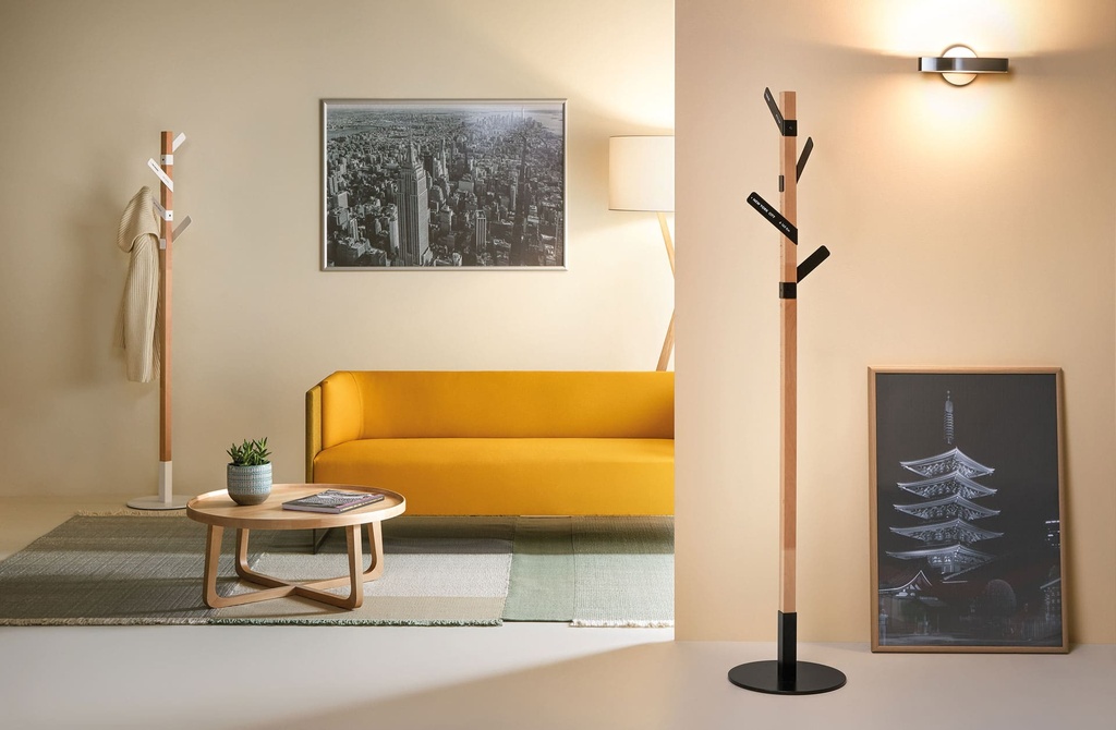 Interiorismo de salón decorado con perchero de diseño Siena