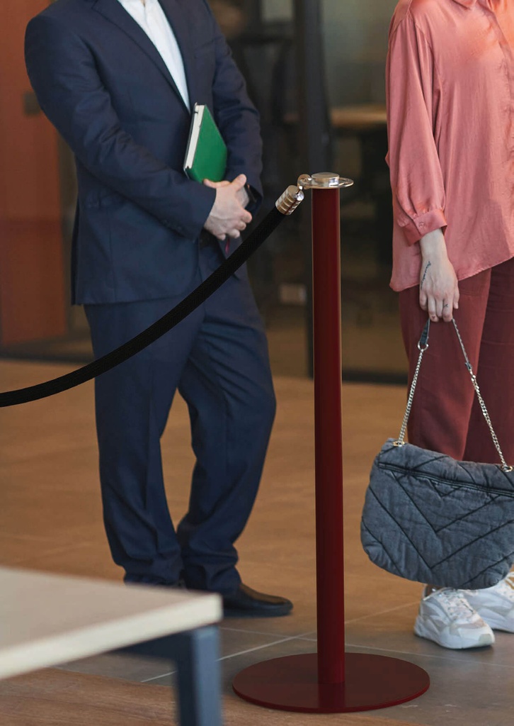 Poste separador para cordón en recepción oficial con acabadi burdeos