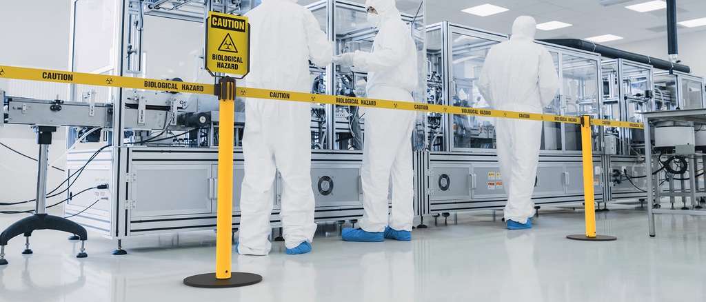 Muestra del poste con cinta extendida realizando su función de separar espacios en una estació de tren