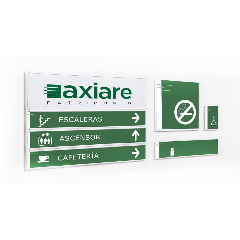 Logotipos e indicaciones en rótulos informativos de pared para edificio de oficinas