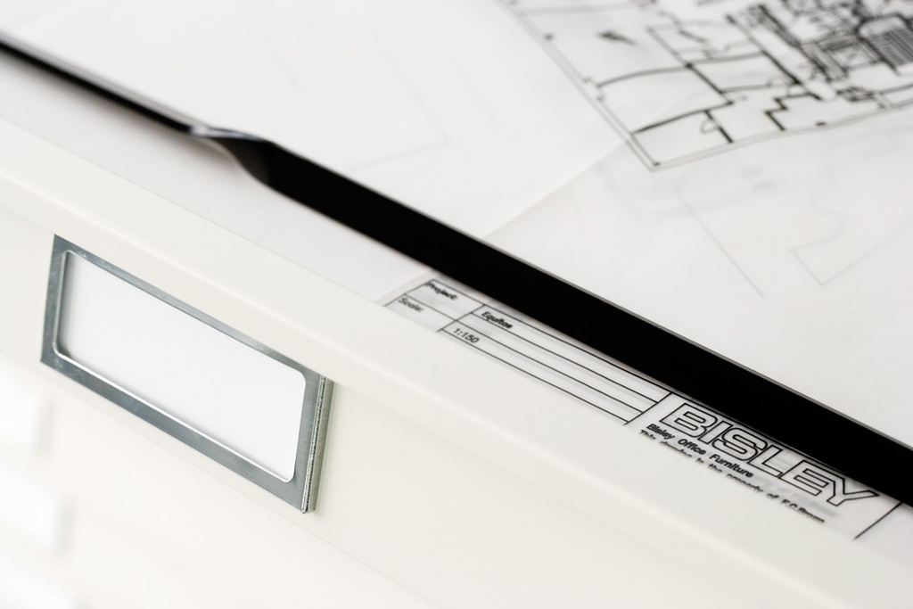 Cajón de planero metálico con etiqueta identificativa