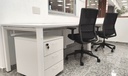 Mesa Vital Pro Express con cajonera blanca instalada por Asturalba en la recepción del Ayuntamiento de Corvera de Asturias