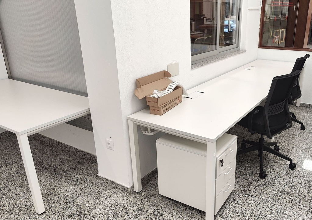 Mesa Vital Pro Express con ala instalada por Asturalba en la recepción del Ayuntamiento de Corvera de Asturias