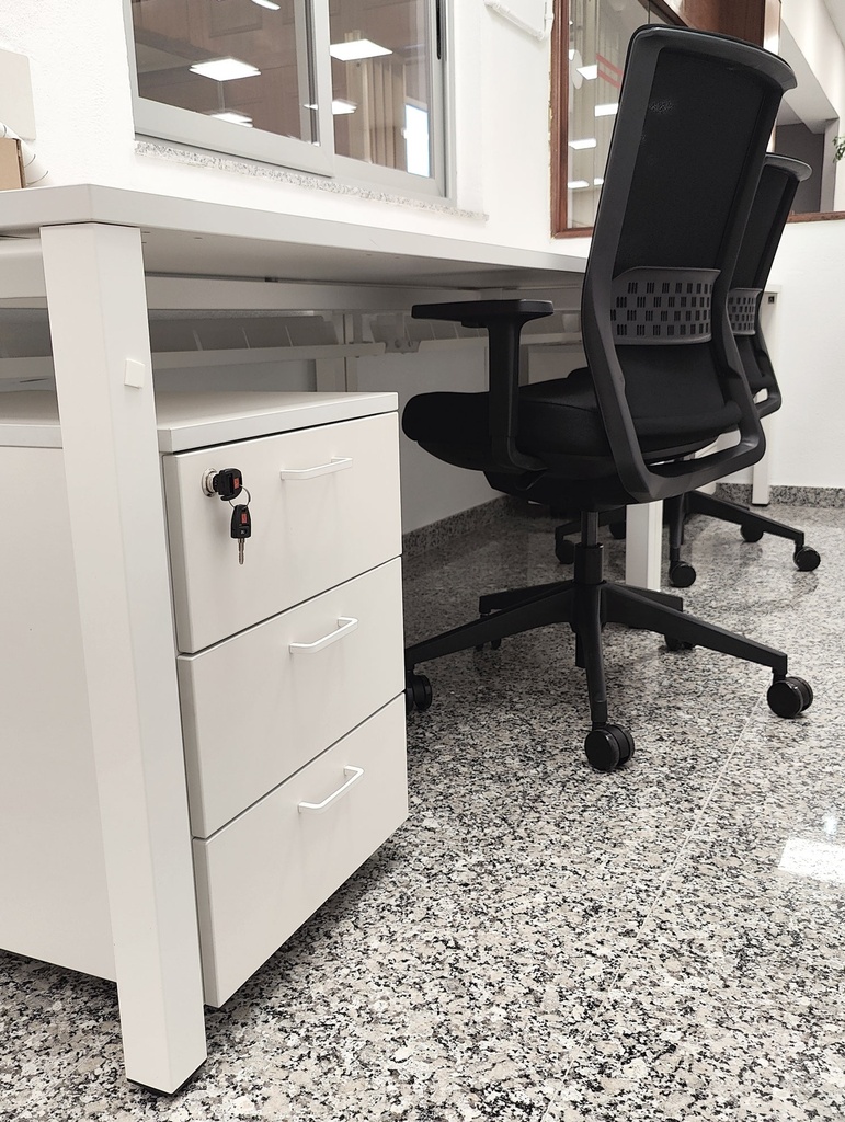 Cajonera blanca con mesa Vital instalada por Asturalba en la recepción del Ayuntamiento de Corvera de Asturias