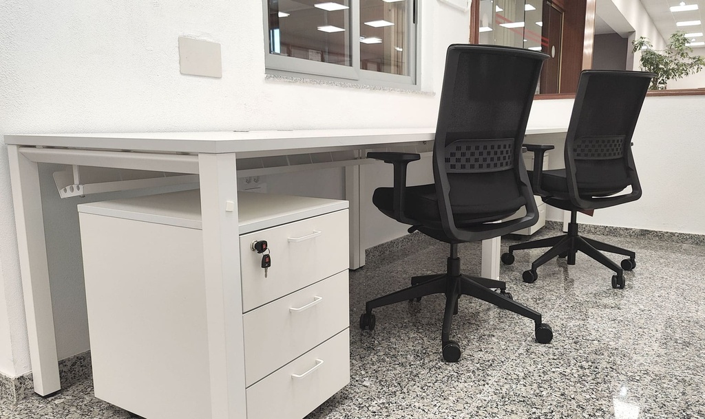 Mesa Vital Pro Express con cajonera blanca instalada por Asturalba en la recepción del Ayuntamiento de Corvera de Asturias