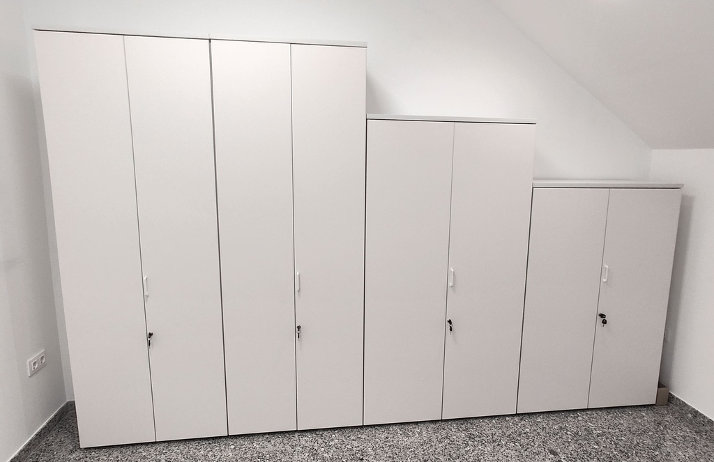 Armarios modulares Actiu en acabado blanco con puertas batientes instalados por Asturalba en el Ayuntamiento de Corvera
