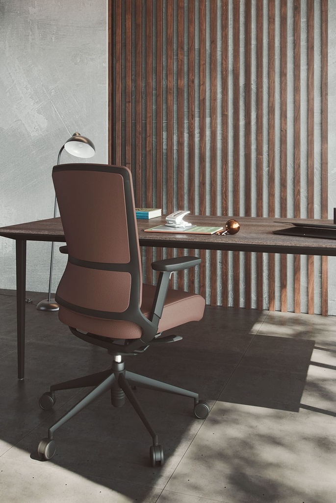 Silla de diseño TNK 500 con tapizado en símil piel