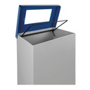 Tapa abatible azul en papelera de reciclaje metálica