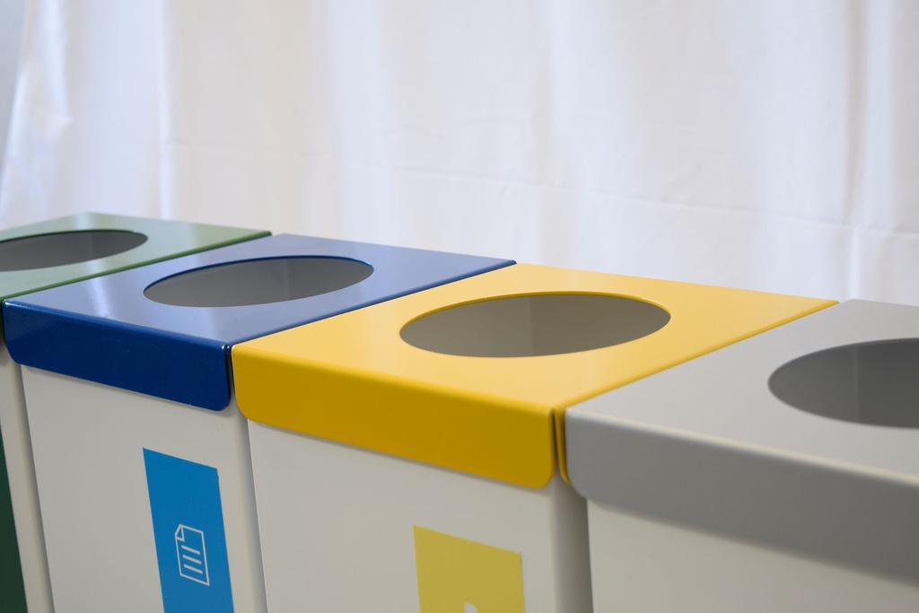 Tapas de colores en papeleras de reciclaje con entrada redonda