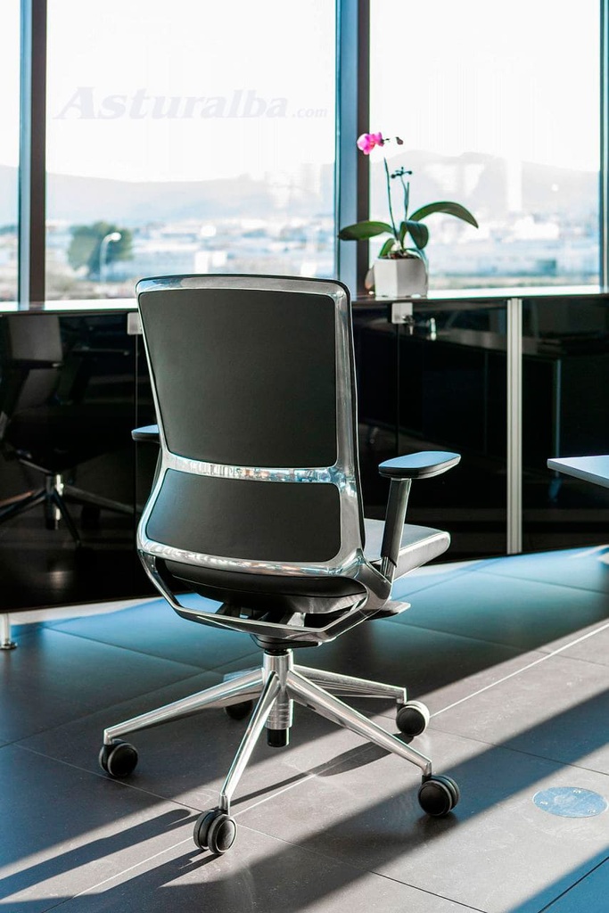 Silla de diseño TNK 500 con estructura de aluminio pulido