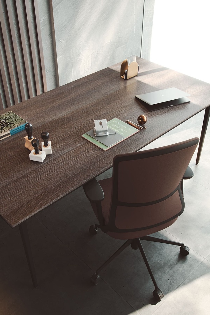 Silla de diseño TNK 500 con estructura de aluminio negro